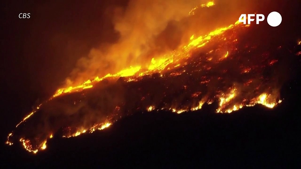 Miles de evacuaciones por feroz incendio forestal que avanza en Malibú
