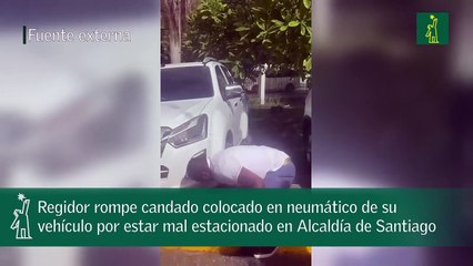 Regidor rompe candado colocado en neumático de su vehículo por estar mal estacionado en Alcaldía de Santiago.mp4