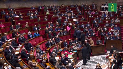 Los diputados franceses tumban al gobierno entre llamados a la dimisión de Macron