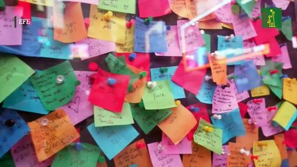 Neoyorquinos y turistas escriben en el 'Muro de los deseos' sus sueños para el 2025