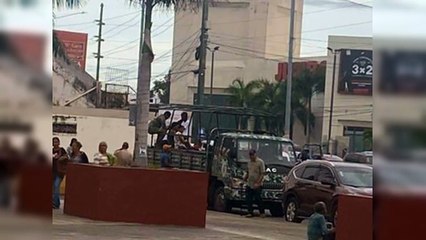 Haitianos son detenidos por agentes en las afueras del Metro