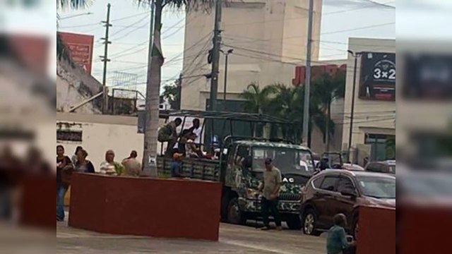 Haitianos son detenidos por agentes en las afueras del Metro