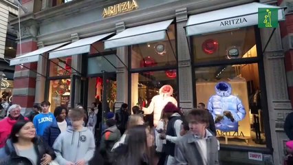 Una tienda de ropa de Nueva York pone a su escaparate a bailar la danza de Trump