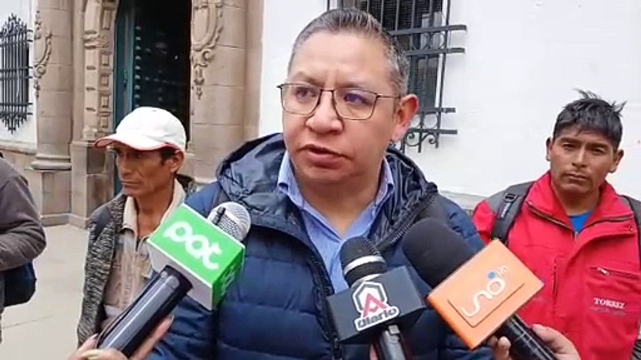 Ministerio público y bomberos continúan buscando el cuerpo de una mujer