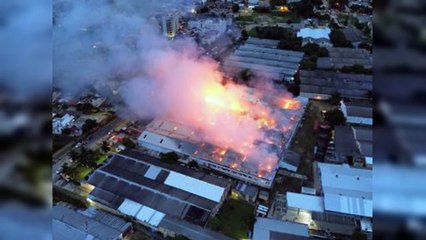 Bomberos del este trabajan en extinción fuego en fábrica de tabaco