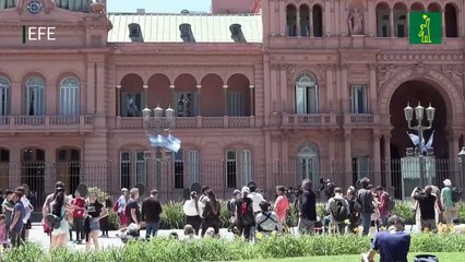 Javier Milei y Giorgia Meloni saludan al público desde el balcón de la Casa Rosada.mp4