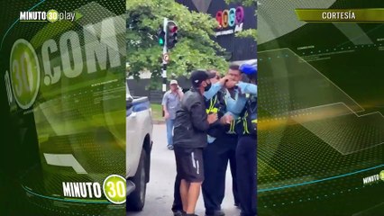 ¡Tan asado! Le sacó un cuchillo a guarda de tránsito que no lo dejó pasar por el lado del árbol caído en Robledo