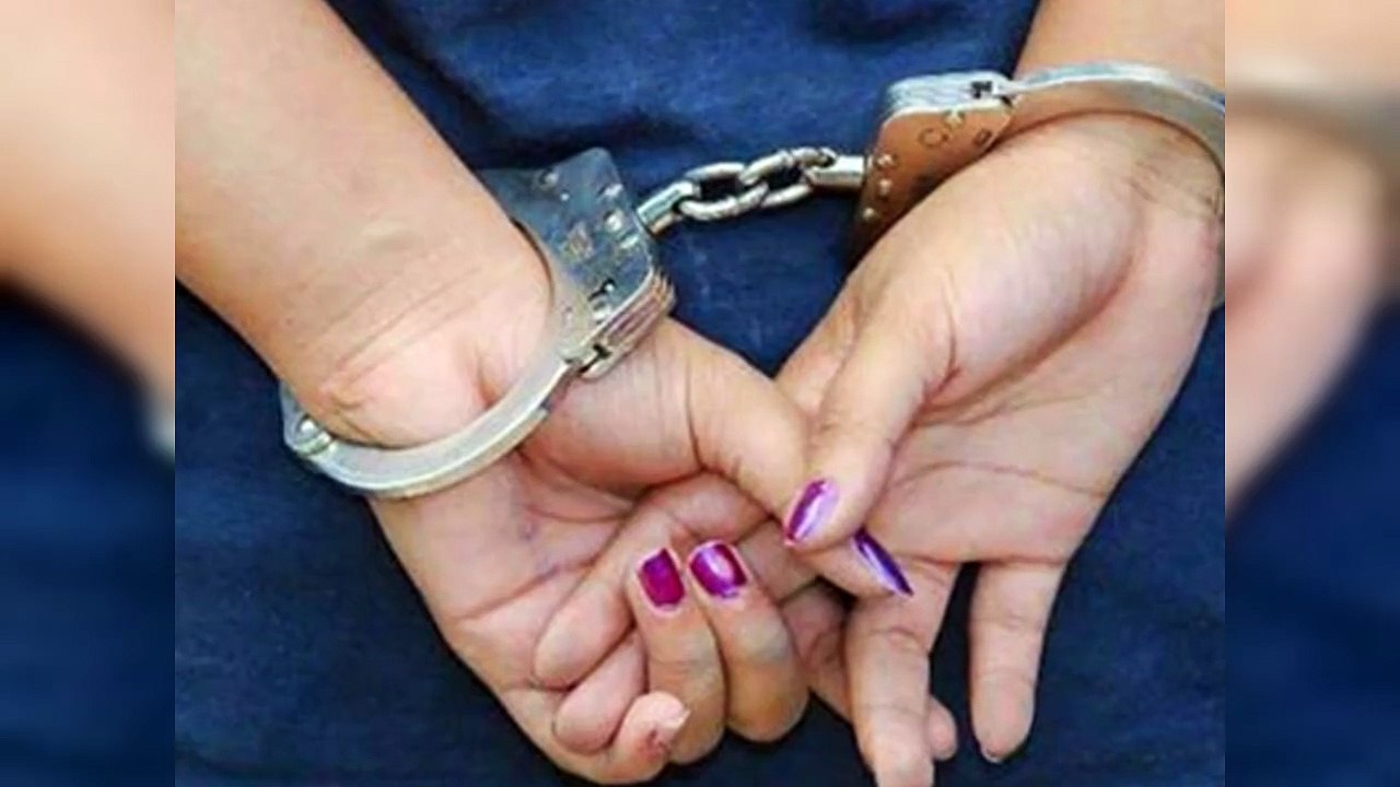 Apresan mujer acusada de cortarle el cabello a su hija con un vidrio