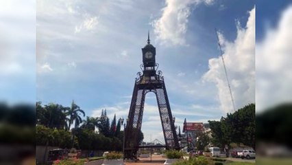 Hombre se refugia en el reloj del Bulevar de la 27 de Febrero