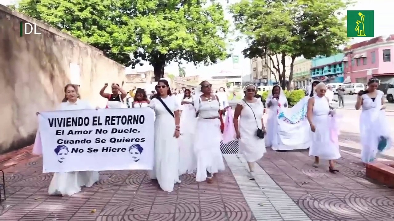 Mujeres y niñas participan en una Marcha de las novias para conmemorar a las víctimas de feminicidios en el país.mp4
