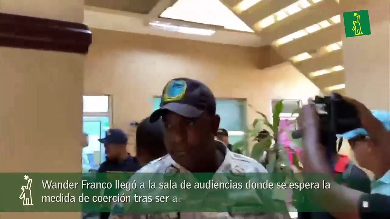 Wander Franco llegó a la sala de audiencias donde se espera la  medida de coerción tras ser acusado de porte ilegal de arma