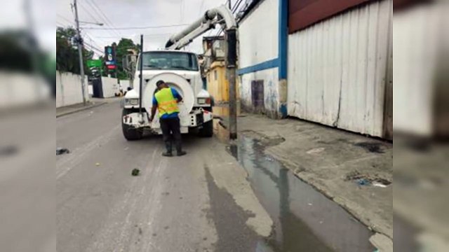 Alcaldía limpia imbornales y pide no colocar basura en las aceras