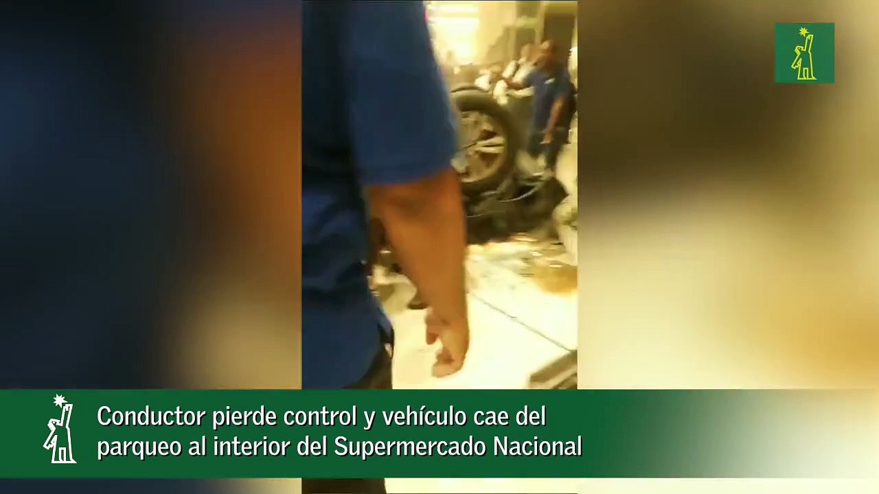 Conductor pierde control y vehículo cae del parqueo al interior del ...