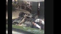 Vehículo cae dentro del Supermercado Nacional