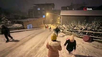 Samsun’da vatandaşların kar eğlencesi: Ellerinde poşetlerle sokakta kaydılar
