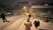 Samsun’da vatandaşların kar eğlencesi: Ellerinde poşetlerle sokakta kaydılar