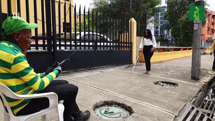 Las vicisitudes que pasan las personas con discapacidad por las calles de la ciudad.mp4