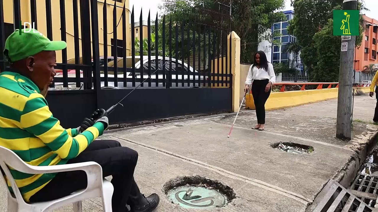 Las vicisitudes que pasan las personas con discapacidad por las calles de la ciudad.mp4
