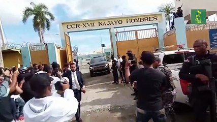 Rochy RD ya está en la calle, salió a bordo de su yipeta saludando a sus fanaticos