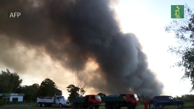 Bomberos y helicópteros buscan avanzar para aplicar espuma en incendio en Cuba