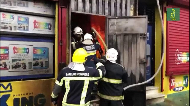 Fuego afecta una ferretería en San Francisco de Macorís