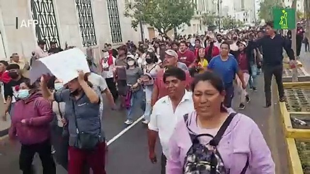 Protestas en Perú piden liberar a Castillo tras fallido autogolpe