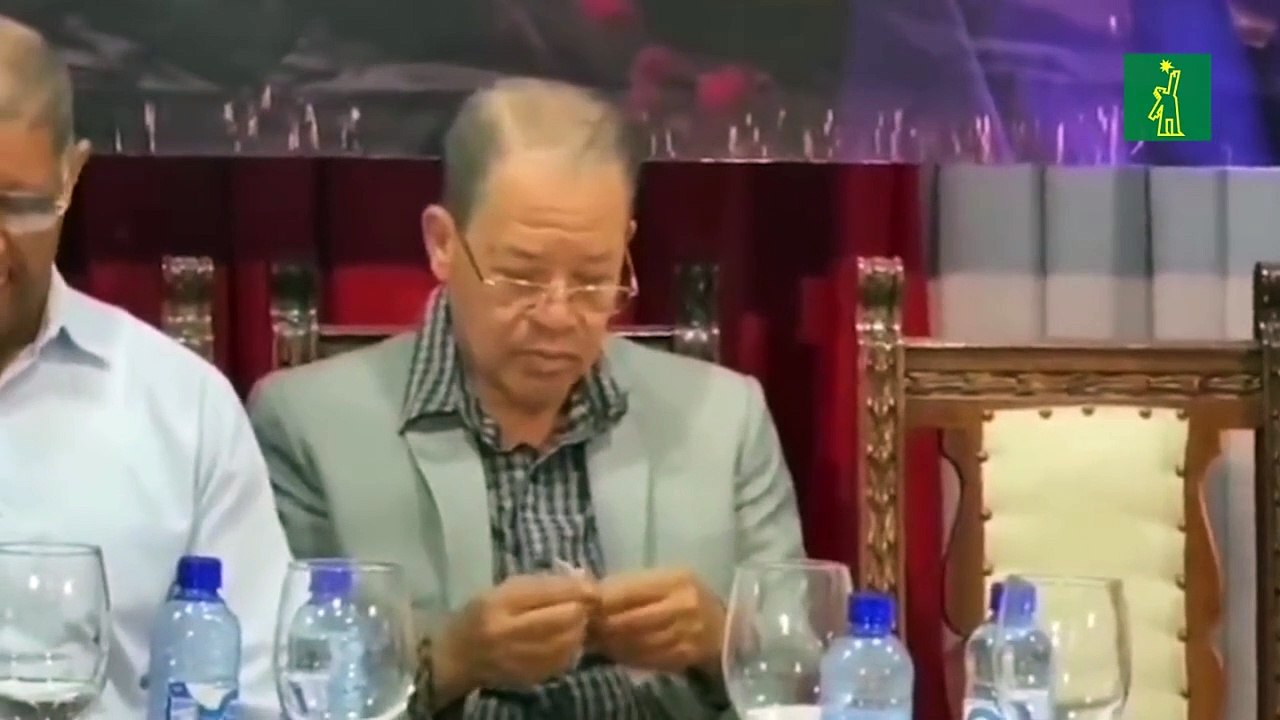 Captan al alcalde de San Francisco de Macorís, Siquio NG de la Rosa, haciendo avioncitos de papel durante actividad