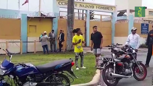 Ambiente a las afueras de Najayo-Hombre a la espera de salida de Rochy RD