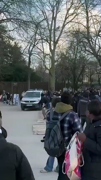 Des policiers, qui procédaient à l'interpellation d'un vendeur à la sauvette, ont été attaqués par plusieurs dizaines d'autres, non loin de l