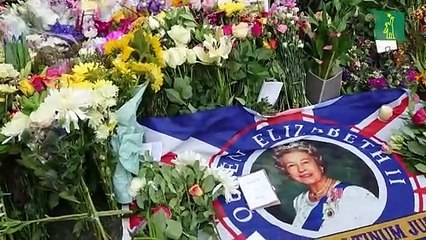 Cañonazos, homenajes y ofrendas inician el adiós a Isabel II