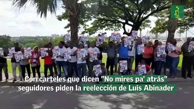 Con carteles que dicen No mires pa' tras seguidores piden la reelección de Luis Abinader