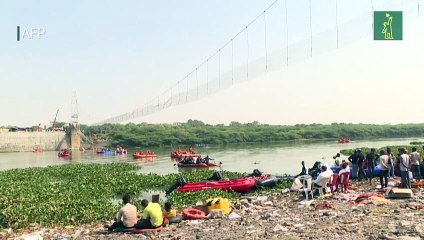 Más de un centenar de muertos tras el derrumbe de un puente colgante en India