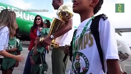 Con el trofeo de campeón de la NBA en manos, Al Horford llega al país por el Aeropuerto Internacional de las Américas (AILA)