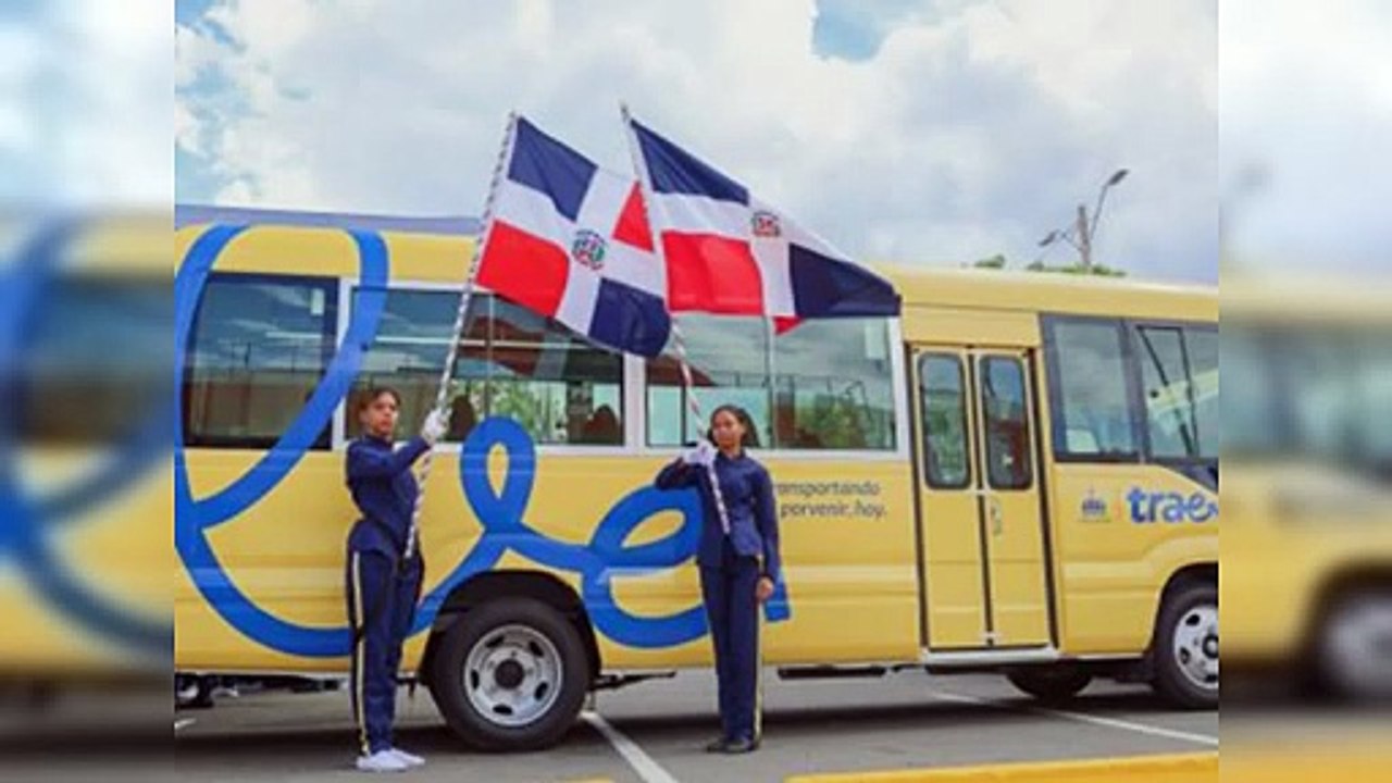 Transporte escolar inicia operaciones en La Romana y San Pedro