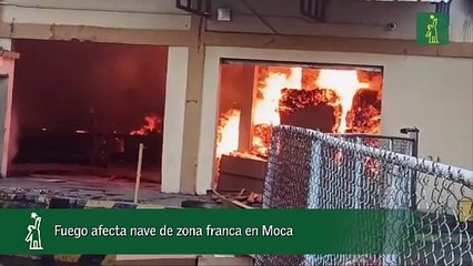 Fuego afecta nave de zona franca en Moca.mp4