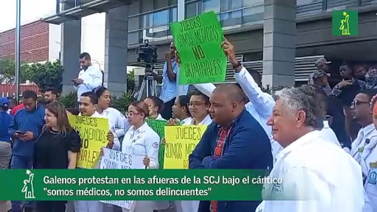 Galenos protestan en las afueras de la SCJ bajo el cántico "somos médicos, no somos delincuentes"