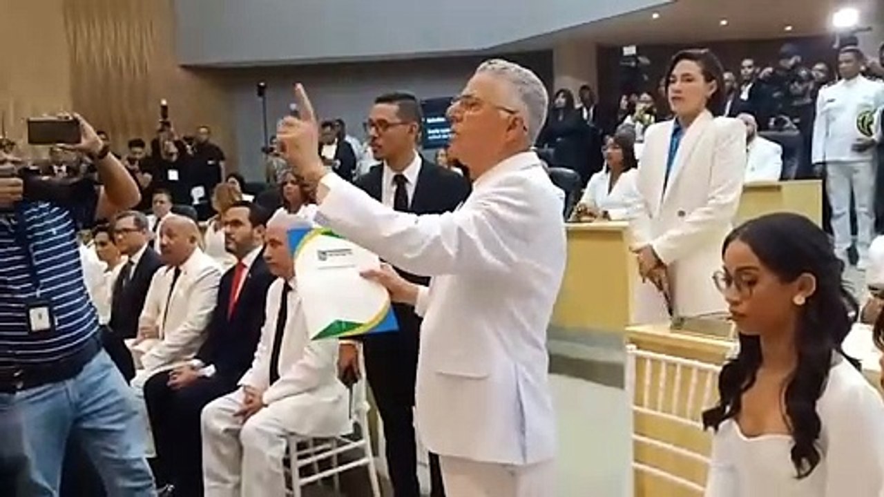 Manuel Jiménez: “¿Y qué es esto,  y pa´donde va esto? ” y da puñetazo a la mesa