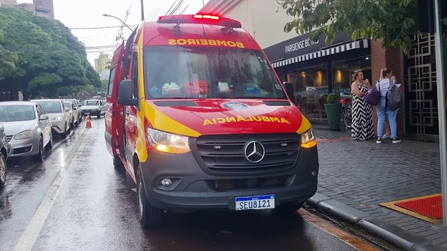 Idosa é socorrida pelo Siate após cair de plano elevado em edifício de Cascavel