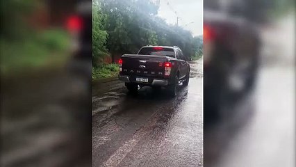 Com fortes chuvas, águas invadem novamente a Rua Salgado Filho