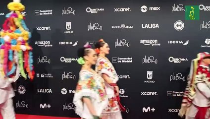 Los corsés y transparencias ponen a brillar la alfombra roja de los Premios Platino
