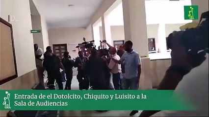 Entrada de el Dotolcito, Chiquito y Luisito a la Sala de Audiencias