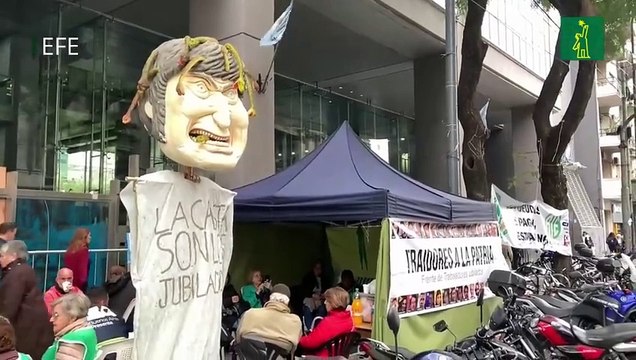 Manifestantes se congregan en el Congreso argentino durante debate sobre la 'ley ómnibus'