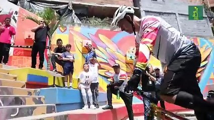 Ciclista logra la hazaña de subir 223 escaleras de la Comuna 13 de Medellín