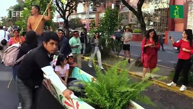 El pueblo waorani marcha para exigir el cierre de la explotación petrolera en el Yasuní, en Ecuador