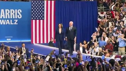 Kamala Harris y Tim Walz se presentan a los estadounidenses en su primer mitin en Filadelfia
