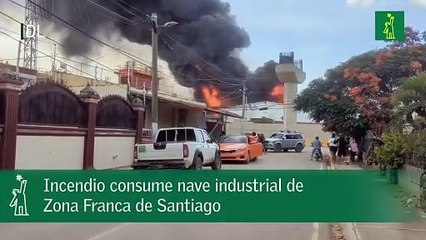 Incendio consume nave industrial de Zona Franca de Santiago