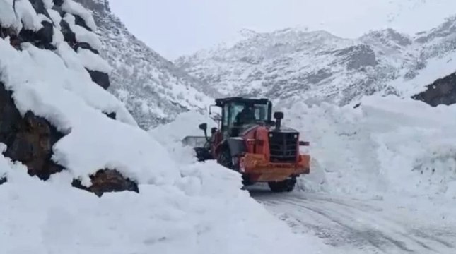 Şırnak'ta köy yoluna çığ düştü: Ekipler seferber oldu