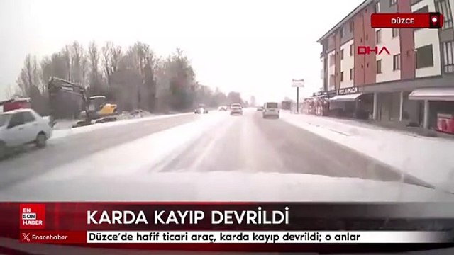 Düzce'de hafif ticari araç, karda kayıp devrildi; o anlar