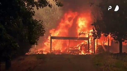 Evacúan a miles de personas por incendio fuera de control en California