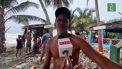 Chancletas, palos, basura y gomas se acumulan en las inmediaciones de la playa Manresa tras el paso de Beryl
